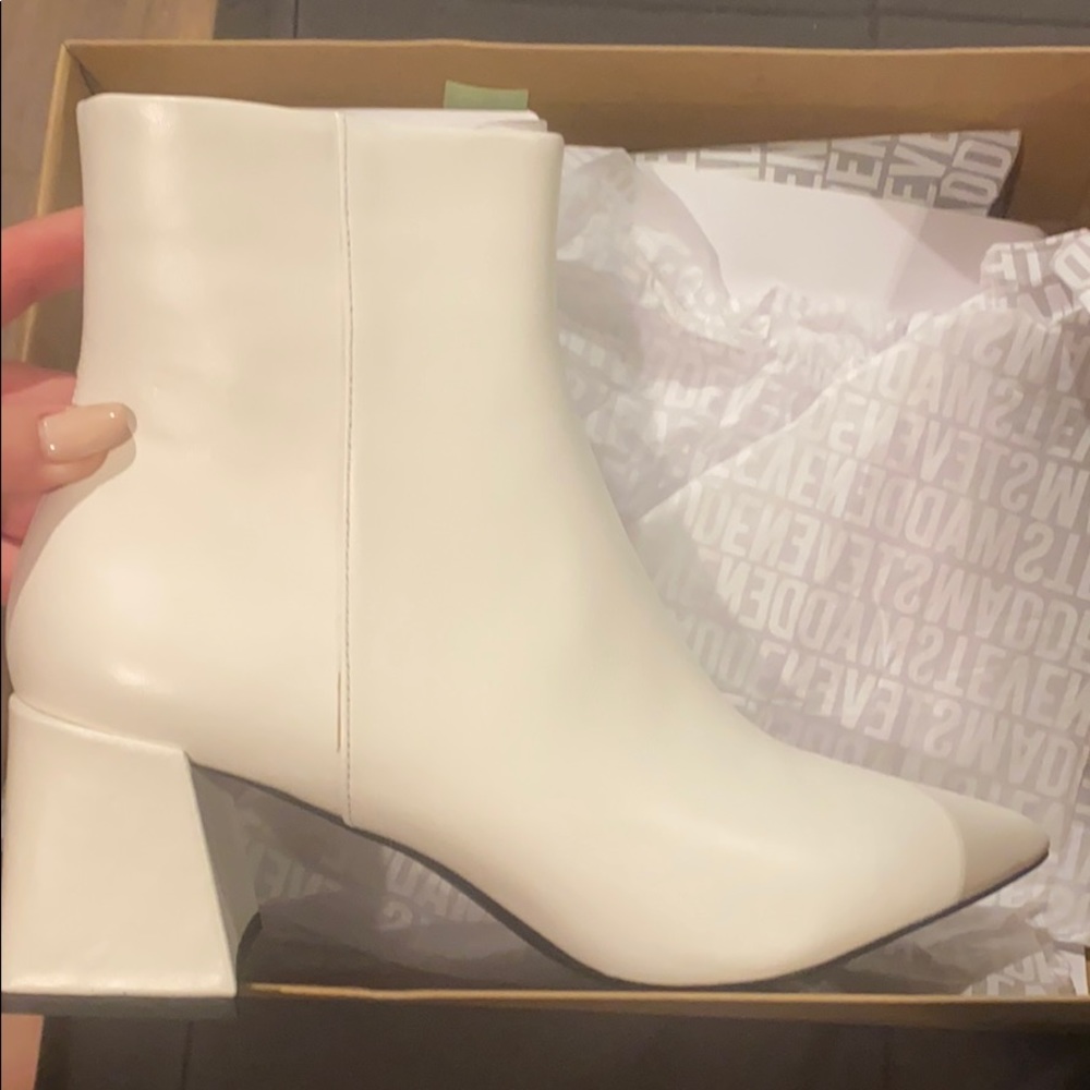 Steve Madden Emblem White Leather booties. Size 11